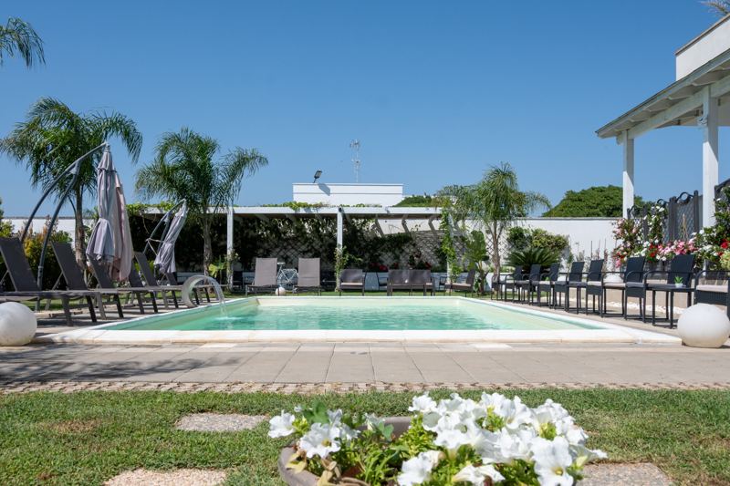 Piscina e lettini